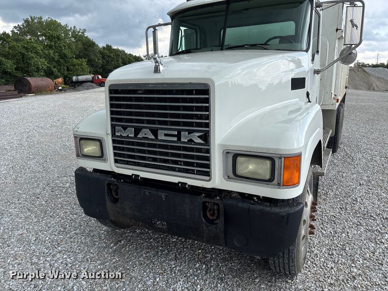 image for item FC1677 2007 Mack CHN613 dump truck