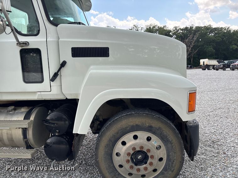 image for item FC1677 2007 Mack CHN613 dump truck