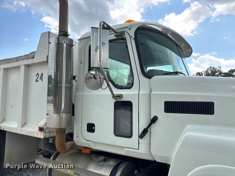 image for item FC1677 2007 Mack CHN613 dump truck