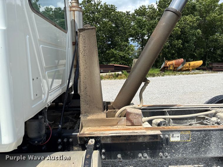 image for item FC1677 2007 Mack CHN613 dump truck