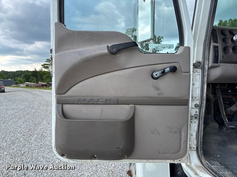 image for item FC1677 2007 Mack CHN613 dump truck
