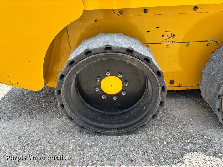 image for item FC1716 2013 Gehl 4640 skid steer loader