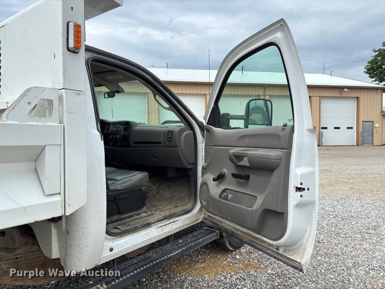 image for item FC1743 2007 Chevrolet Silverado 3500HD dump bed pickup truck