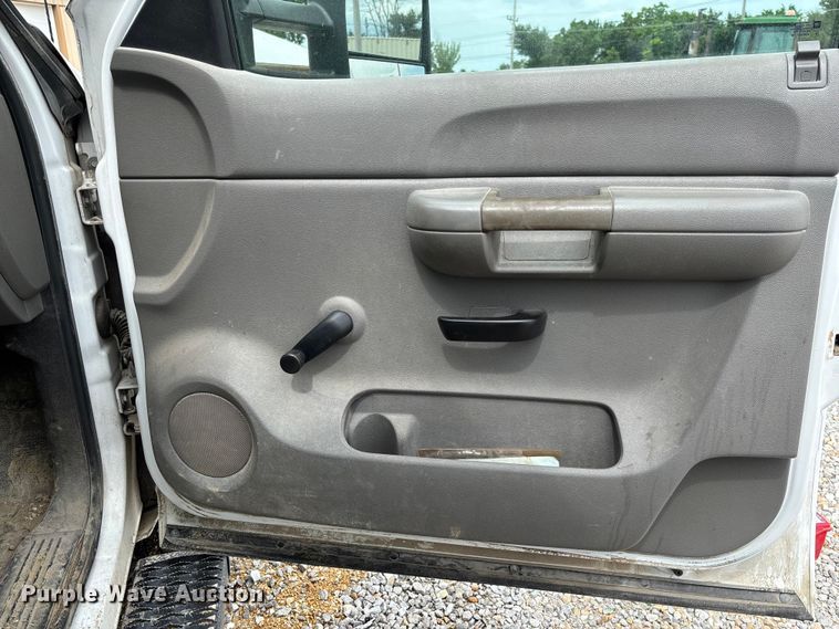 image for item FC1743 2007 Chevrolet Silverado 3500HD dump bed pickup truck