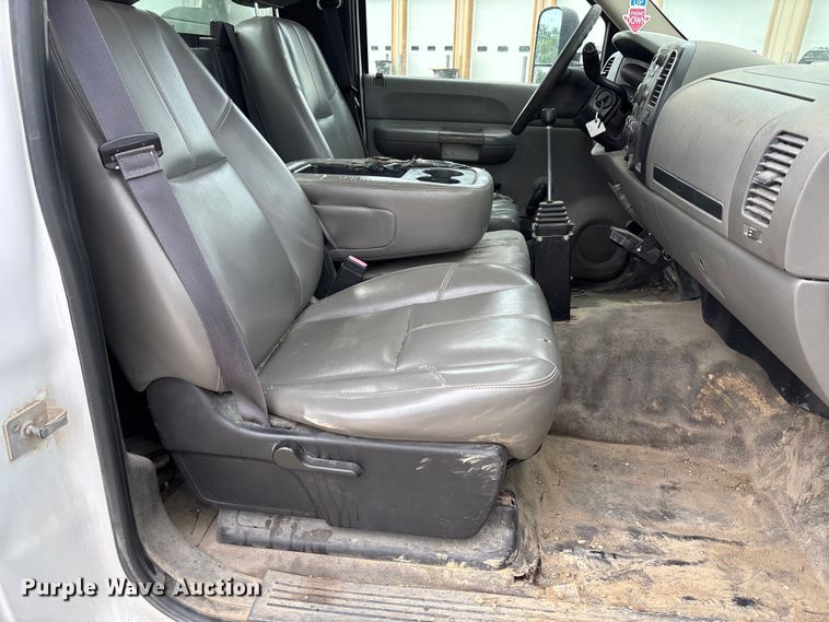 image for item FC1743 2007 Chevrolet Silverado 3500HD dump bed pickup truck