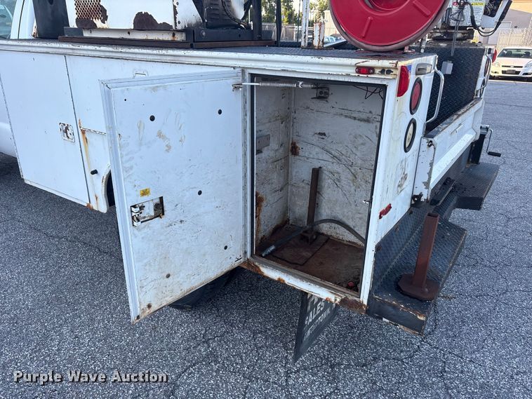 image for item FC2431 2006 Ford F450 Super Duty utility / service truck