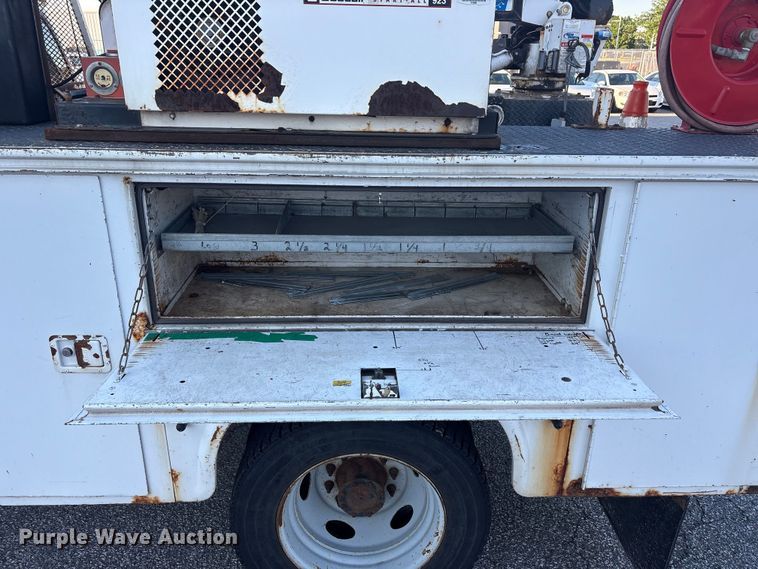 image for item FC2431 2006 Ford F450 Super Duty utility / service truck