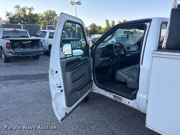 image for item FC2431 2006 Ford F450 Super Duty utility / service truck