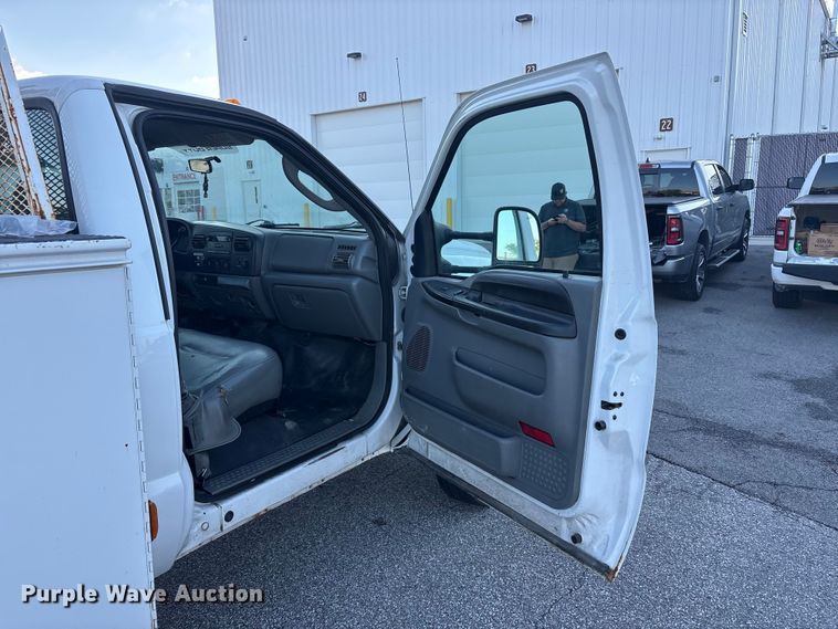 image for item FC2431 2006 Ford F450 Super Duty utility / service truck