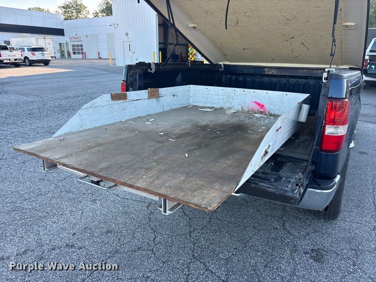 image for item FC2433 2005 Ford F150 Ext. Cab pickup truck