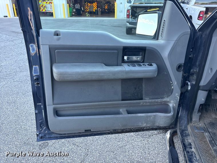 image for item FC2433 2005 Ford F150 Ext. Cab pickup truck