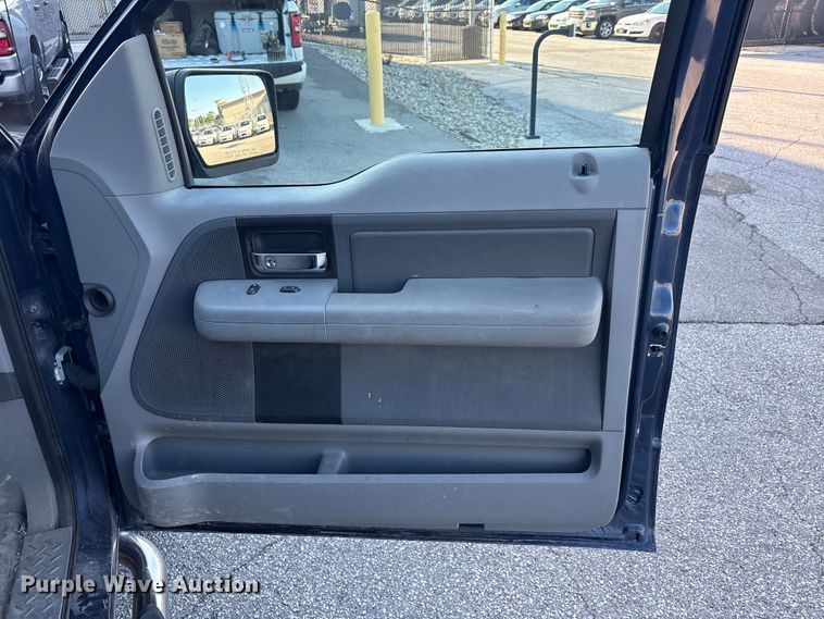 image for item FC2433 2005 Ford F150 Ext. Cab pickup truck