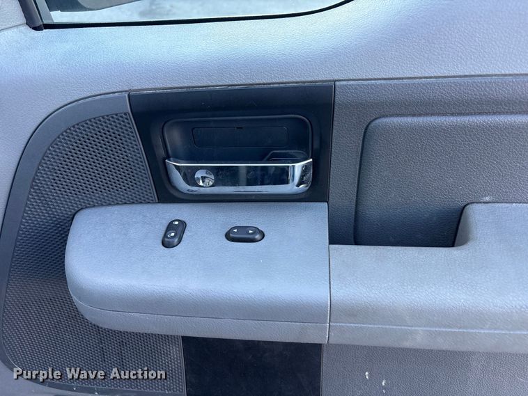 image for item FC2433 2005 Ford F150 Ext. Cab pickup truck