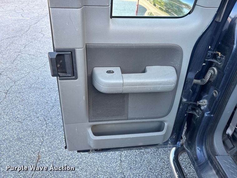 image for item FC2433 2005 Ford F150 Ext. Cab pickup truck