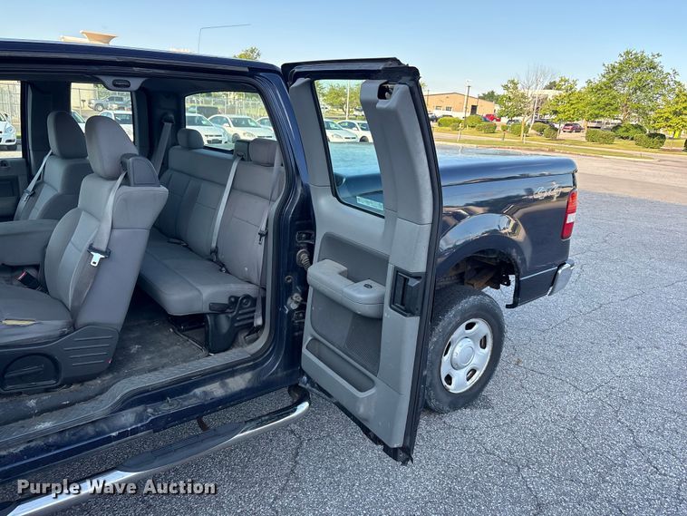 image for item FC2433 2005 Ford F150 Ext. Cab pickup truck