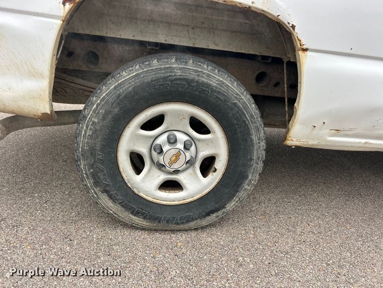image for item FC2809 2001 Chevrolet Silverado 1500 pickup truck