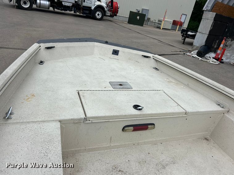 image for item FC2812 2006 Express boat
