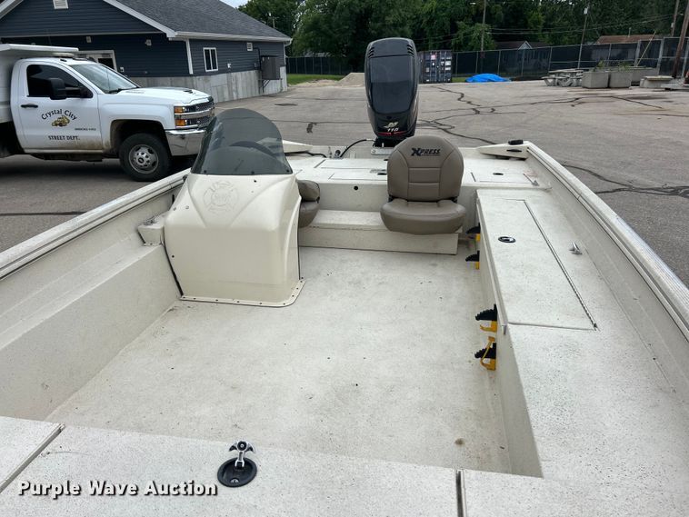 image for item FC2812 2006 Express boat