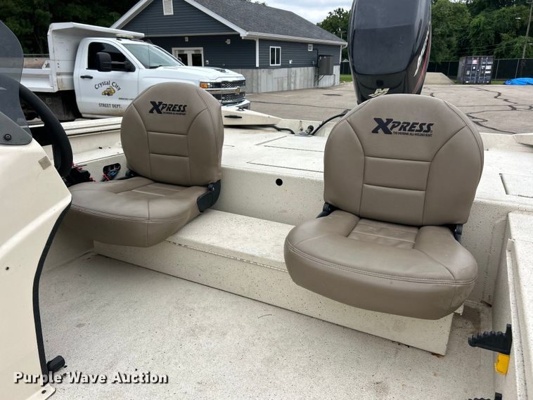 image for item FC2812 2006 Express boat