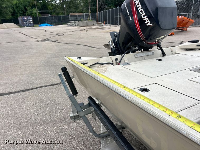 image for item FC2812 2006 Express boat