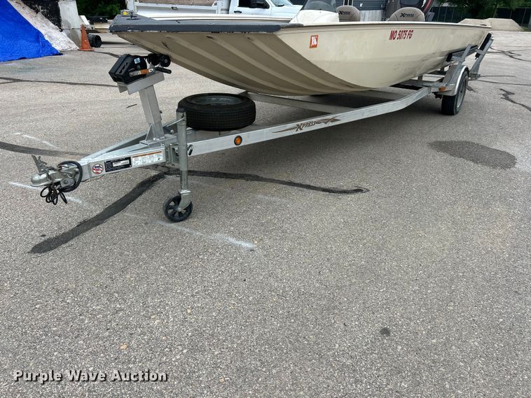 image for item FC2812 2006 Express boat