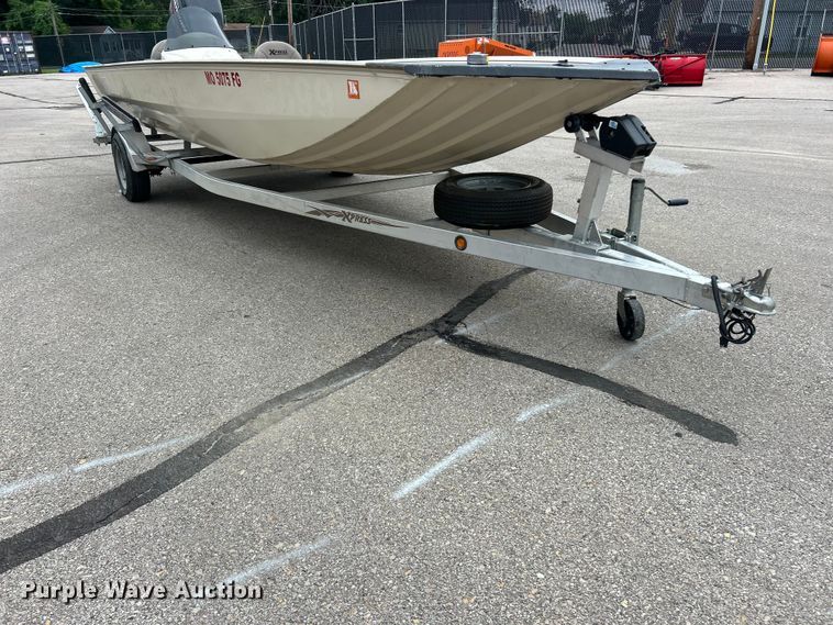 image for item FC2812 2006 Express boat