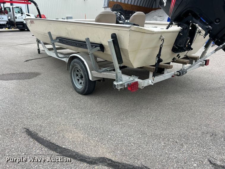 image for item FC2812 2006 Express boat