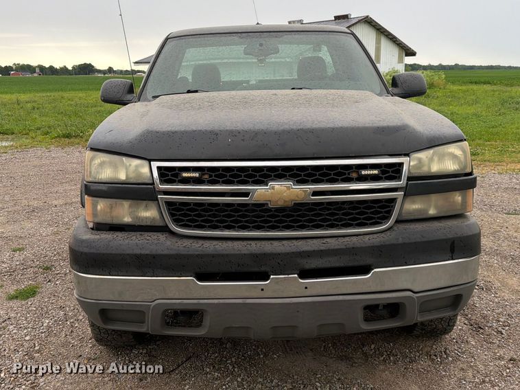 image for item FC3123 2005 Chevrolet Silverado pickup truck