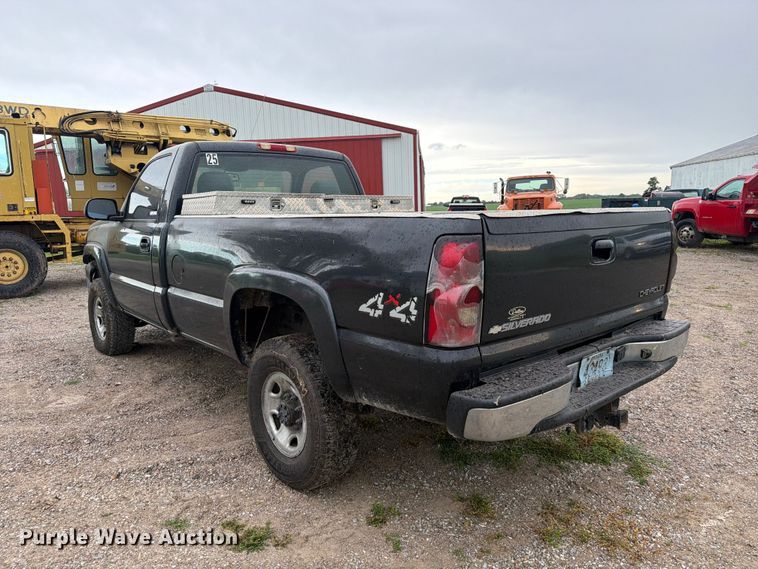 image for item FC3123 2005 Chevrolet Silverado pickup truck