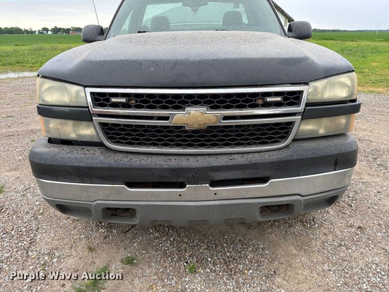 image for item FC3123 2005 Chevrolet Silverado pickup truck