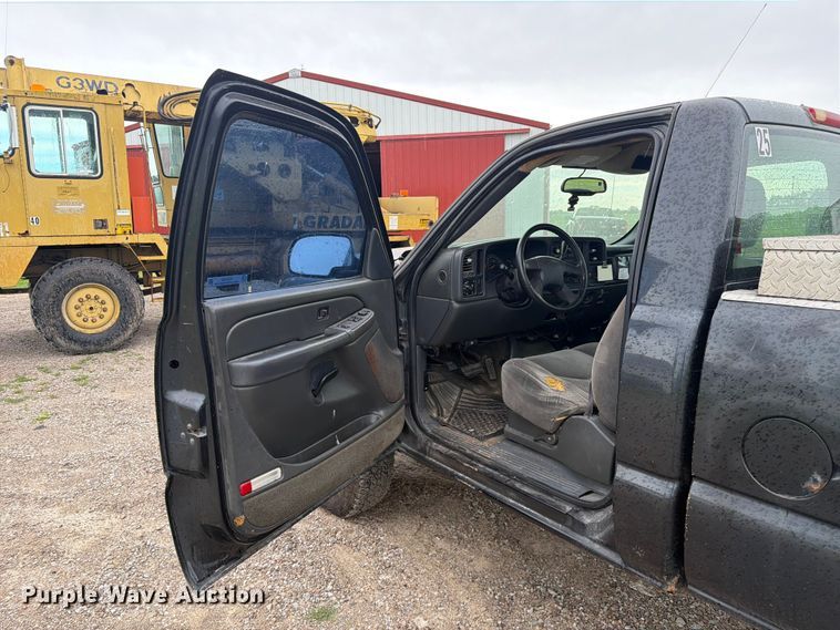 image for item FC3123 2005 Chevrolet Silverado pickup truck
