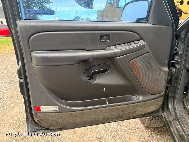 image for item FC3123 2005 Chevrolet Silverado pickup truck