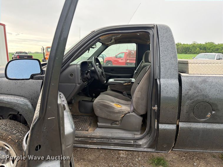 image for item FC3123 2005 Chevrolet Silverado pickup truck