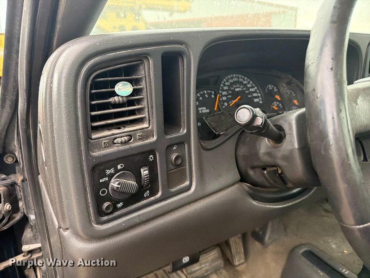image for item FC3123 2005 Chevrolet Silverado pickup truck