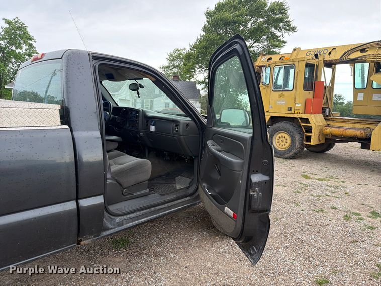 image for item FC3123 2005 Chevrolet Silverado pickup truck