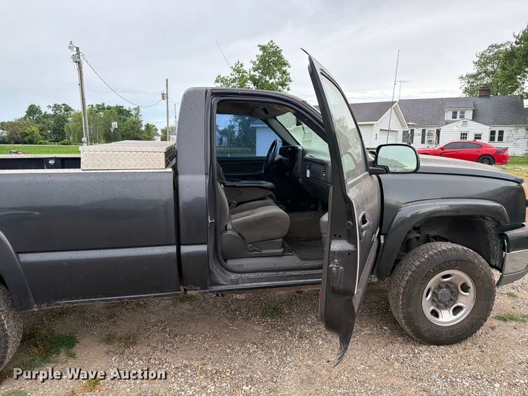 image for item FC3123 2005 Chevrolet Silverado pickup truck