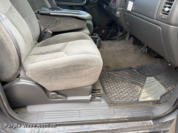 image for item FC3123 2005 Chevrolet Silverado pickup truck