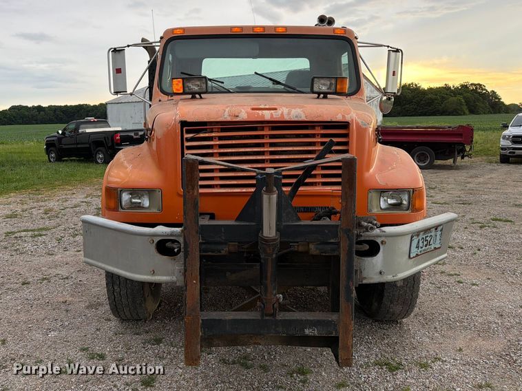 image for item FC3124 2002 International F-4900 truck cab and chassis