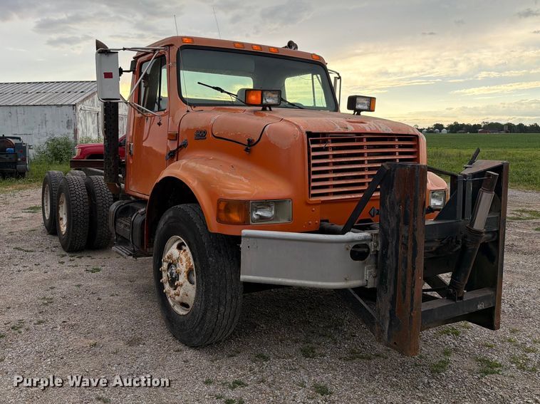 image for item FC3124 2002 International F-4900 truck cab and chassis