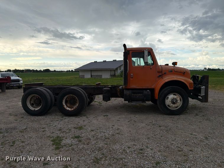 image for item FC3124 2002 International F-4900 truck cab and chassis