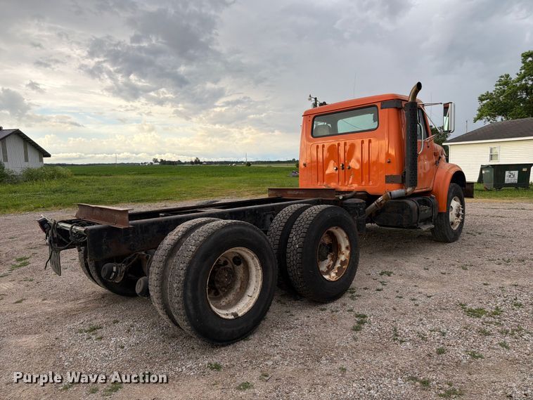 image for item FC3124 2002 International F-4900 truck cab and chassis