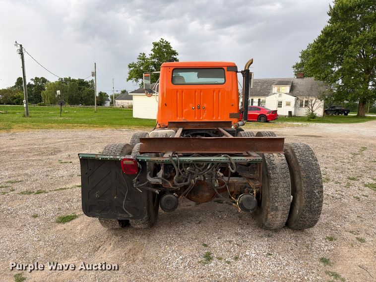 image for item FC3124 2002 International F-4900 truck cab and chassis