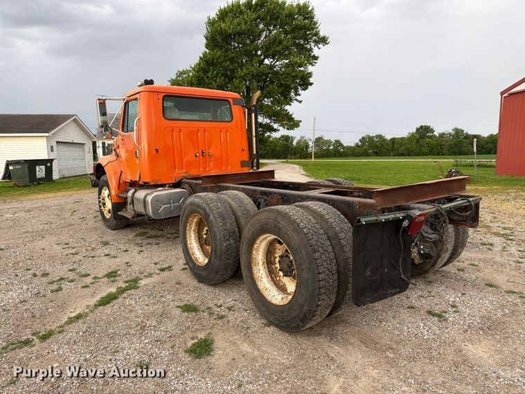 image for item FC3124 2002 International F-4900 truck cab and chassis