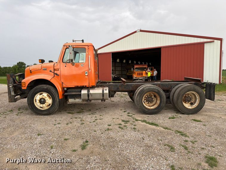 image for item FC3124 2002 International F-4900 truck cab and chassis