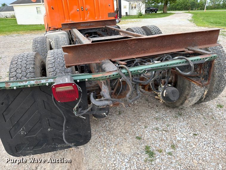 image for item FC3124 2002 International F-4900 truck cab and chassis