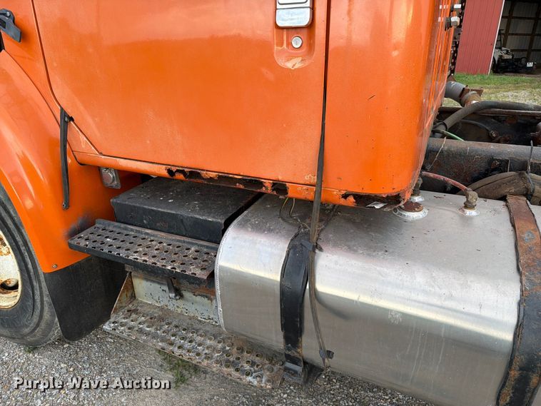 image for item FC3124 2002 International F-4900 truck cab and chassis