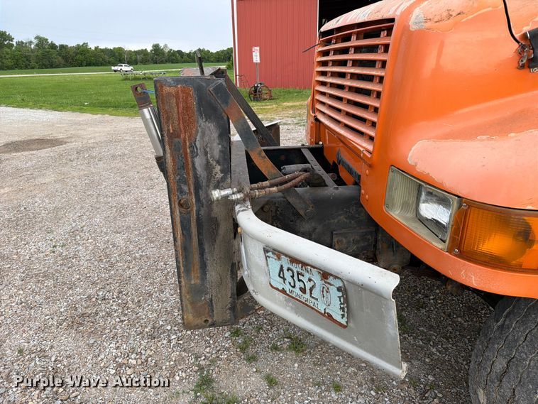 image for item FC3124 2002 International F-4900 truck cab and chassis