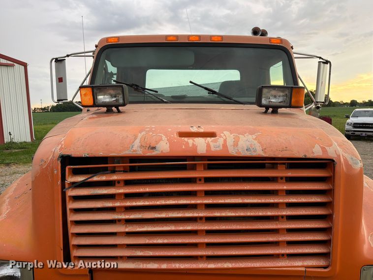 image for item FC3124 2002 International F-4900 truck cab and chassis