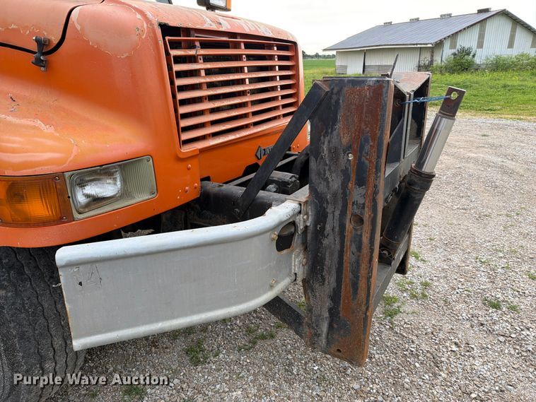 image for item FC3124 2002 International F-4900 truck cab and chassis