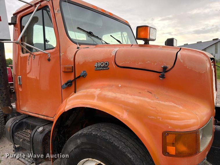 image for item FC3124 2002 International F-4900 truck cab and chassis